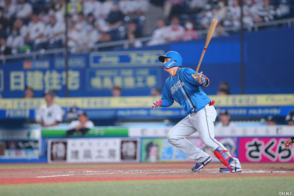 8回表、レフトへ本塁打を放つ野村選手02