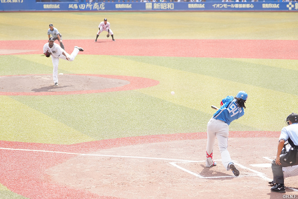 2回表、同点適時打を放つハンソン選手01