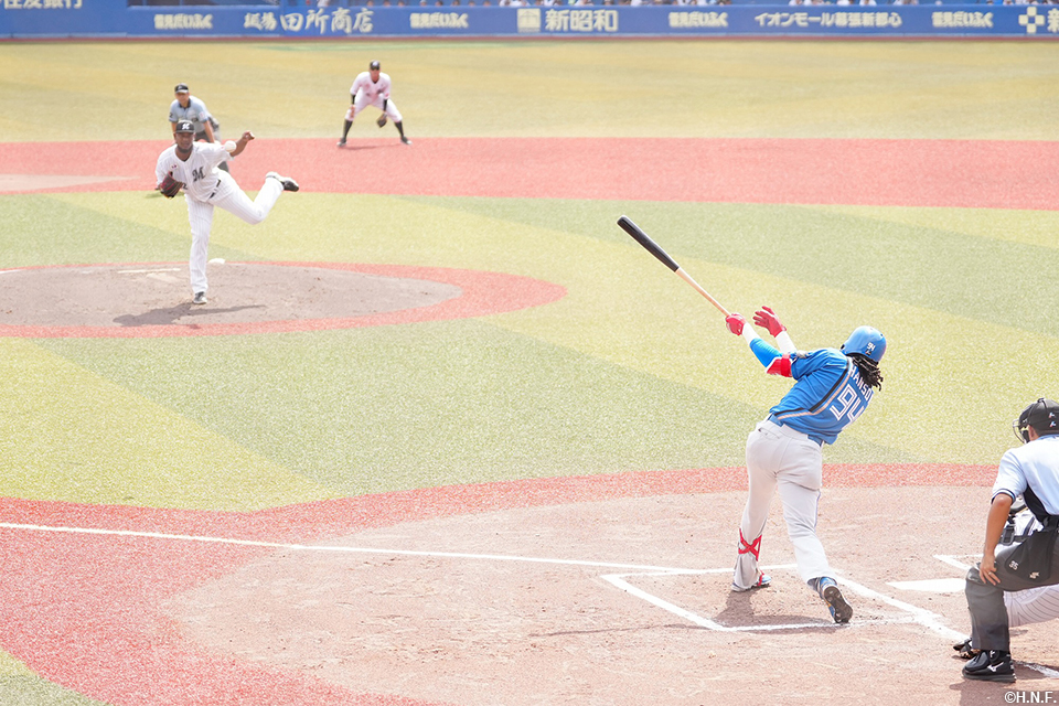 2回表、同点適時打を放つハンソン選手02