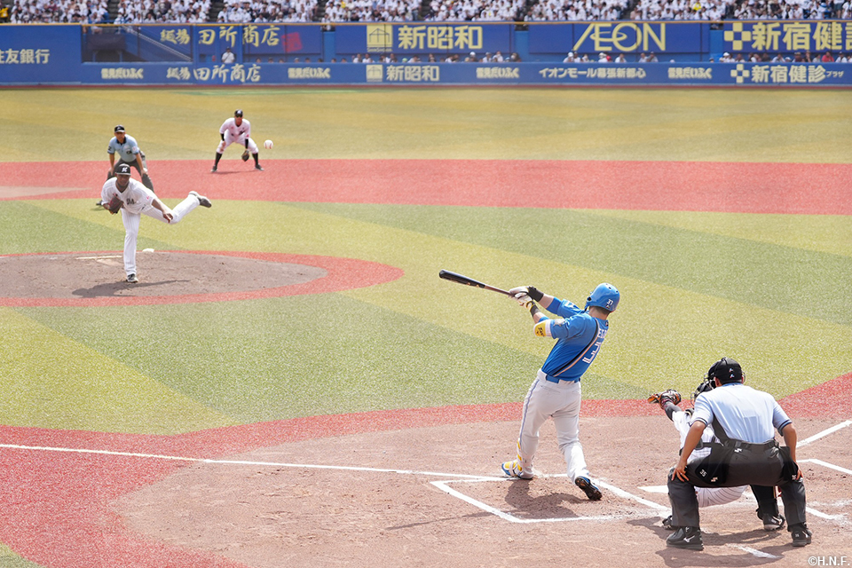 2回表、勝ち越しの適時打を放つ江越選手