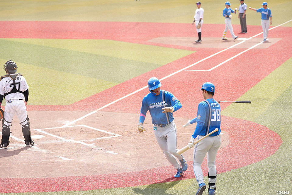 2回表、生還する加藤豪選手と石井選手