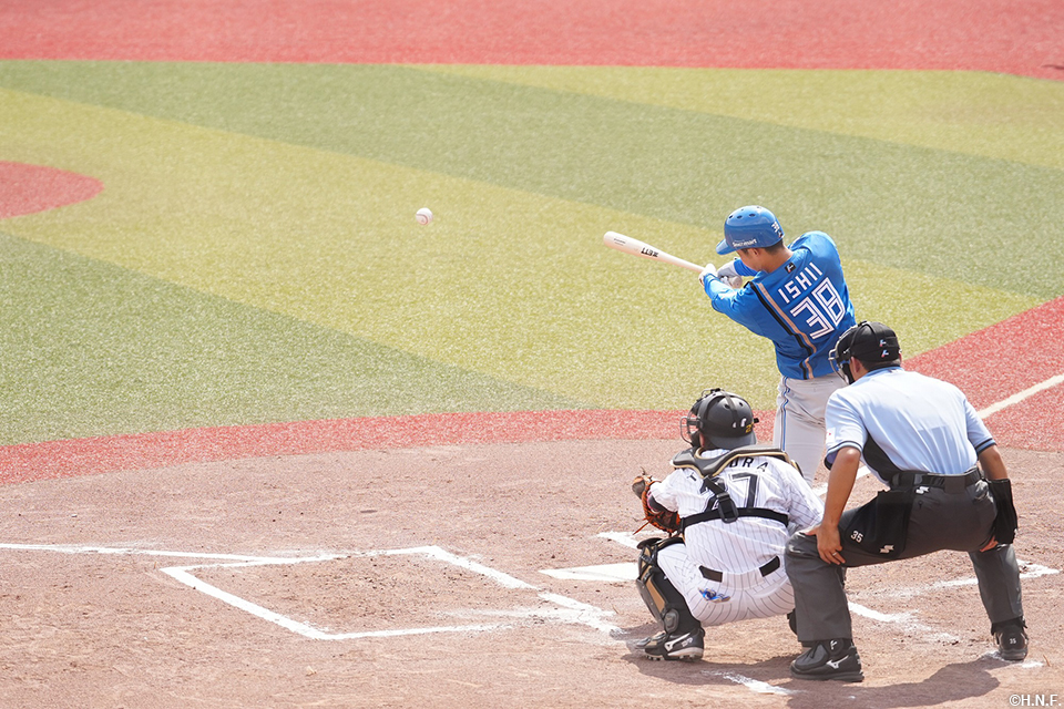 2回表、適時打を放つ石井選手