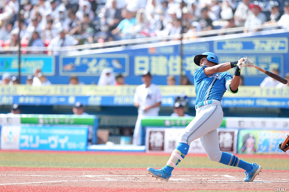 3回表、適時打を放つ万波選手