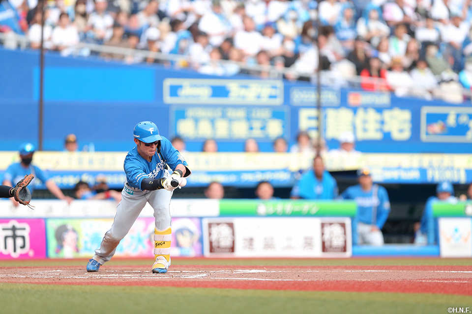 9回表、バントを決める江越選手