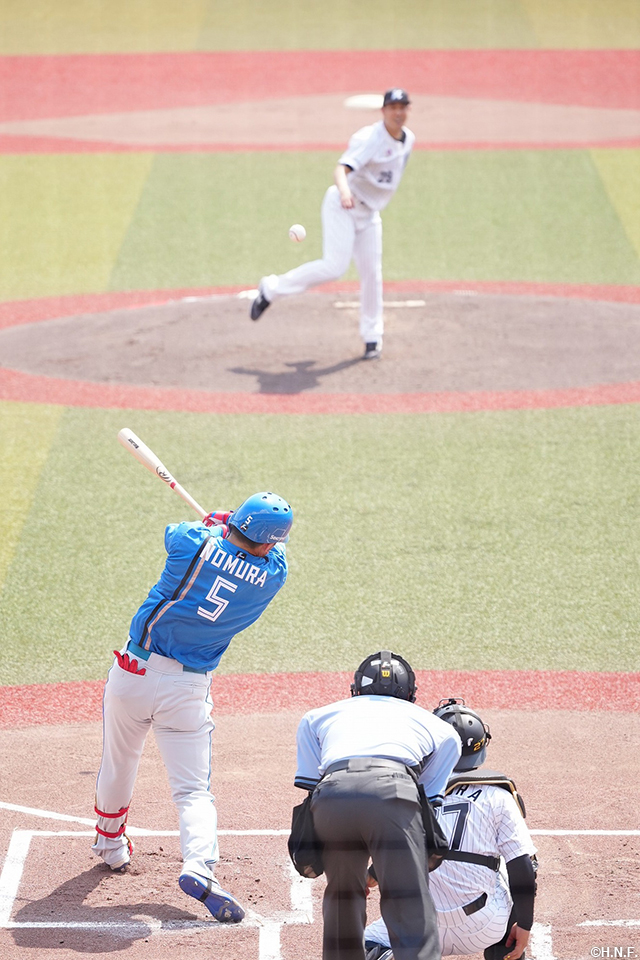 2回表、センターへヒットを放つ野村選手