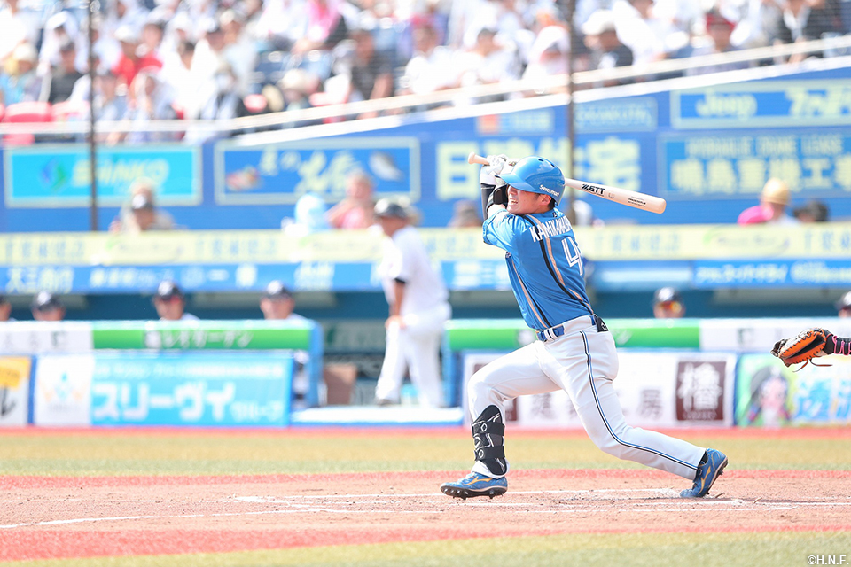 4回表、適時打を放つ上川畑選手