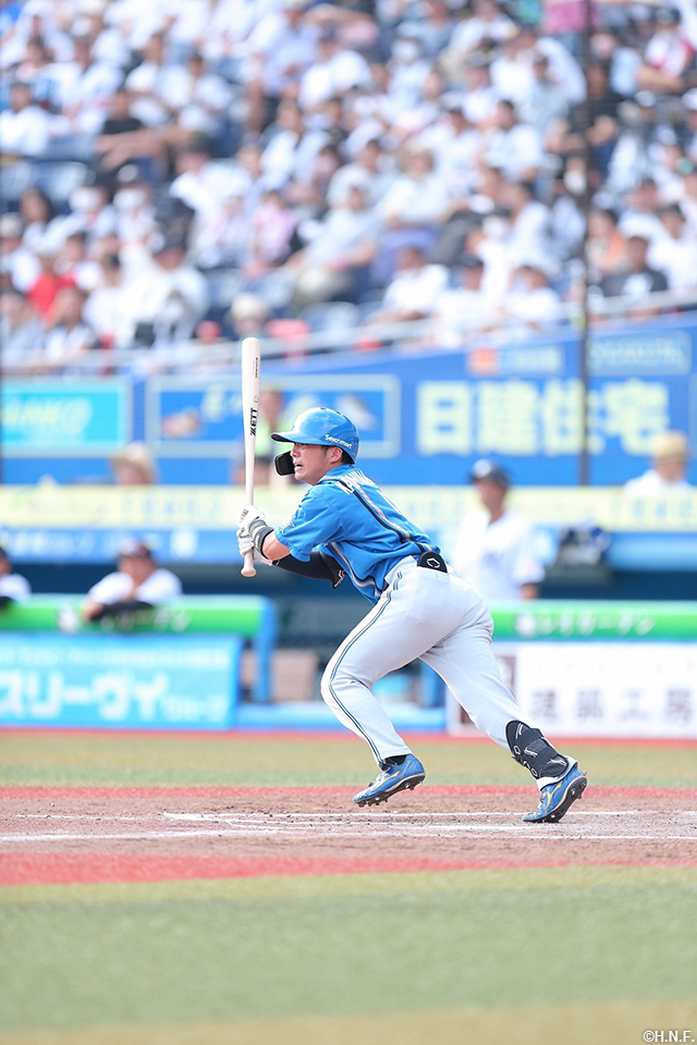 8回表、センターへヒットを放つ上川畑選手