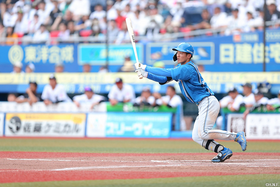 9回表、レフトへ二塁打を放つ石井選手