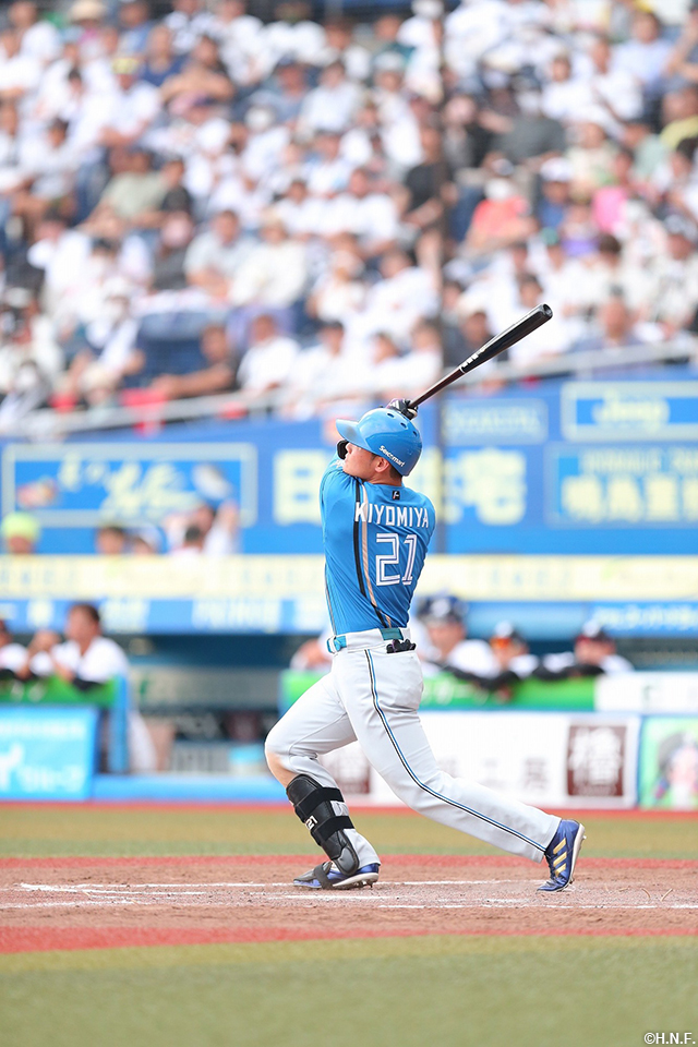 9回表、2点本塁打を放つ清宮選手01