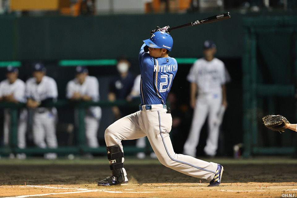 7回表、センターへヒットを放つ清宮選手