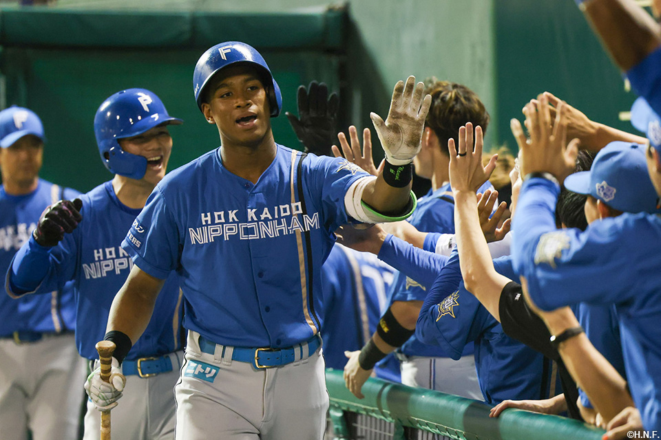 7回表、逆転の2ランホームランを放つ万波選手02