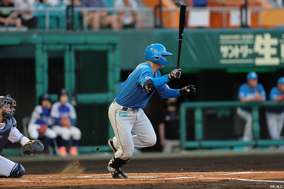2回表、センターへヒットを放つ清宮選手