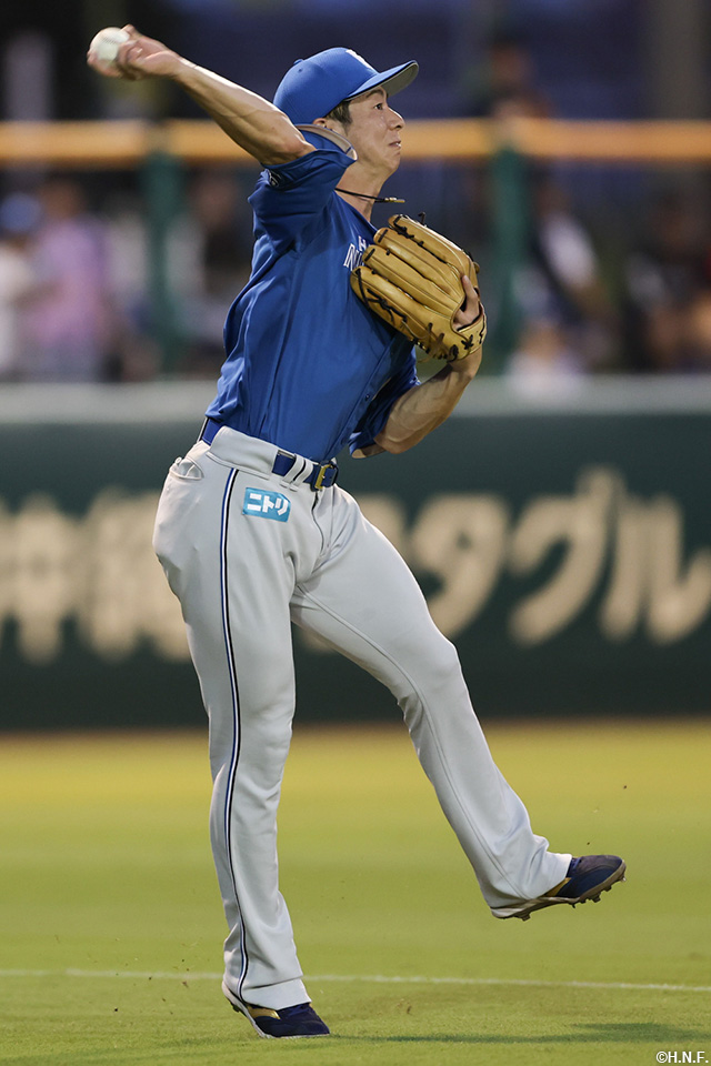 4回裏、二塁を狙った打者をアウトにする松本剛選手