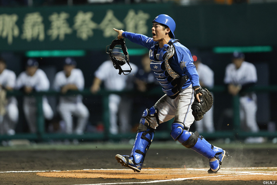 6回裏、バント処理で一塁を指示する梅林選手