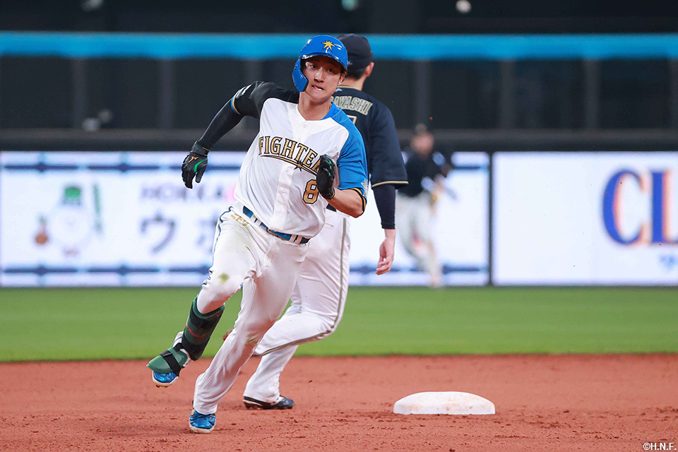 8回裏、今季初安打となるタイムリースリーベースを放つ淺間選手02