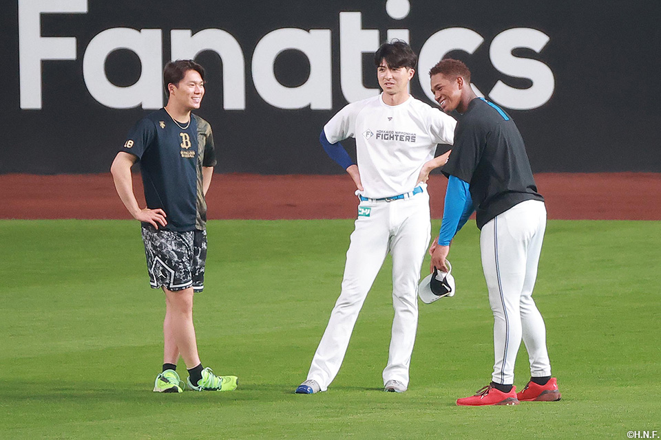 試合前、バファローズの選手と交流する選手たち01