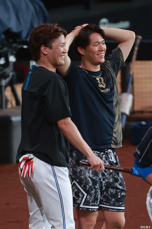 試合前、バファローズの選手と交流する選手たち02