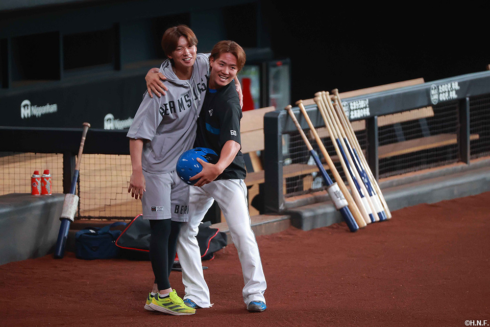 試合前、バファローズの選手と交流する選手たち03