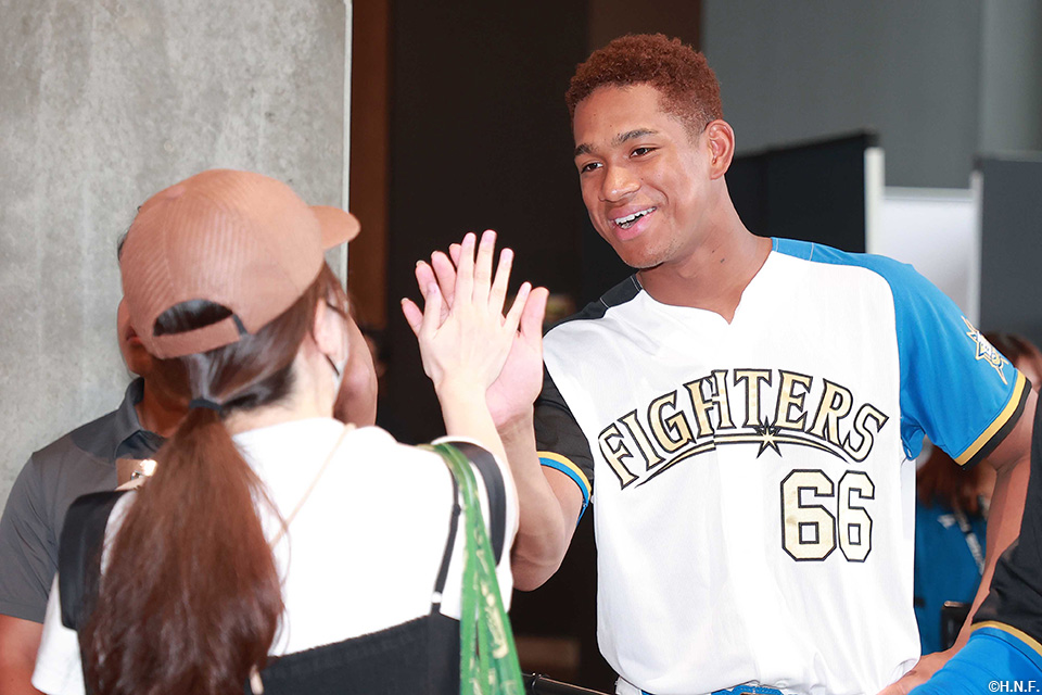 ウェルカムハイタッチ02