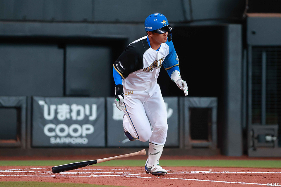 1回裏、センターへヒットを放つ郡司選手