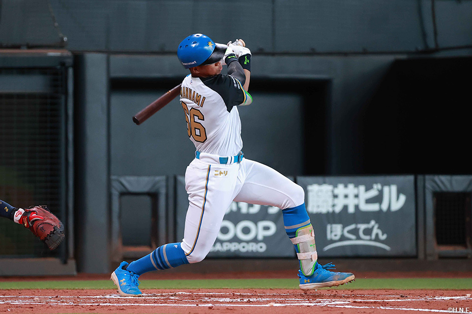 1回裏、レフトへヒットを放つ万波選手