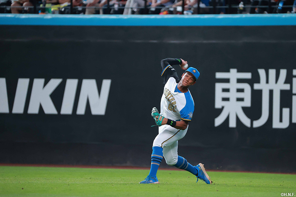 2回表、二塁走者を三塁でアウトにする万波選手01