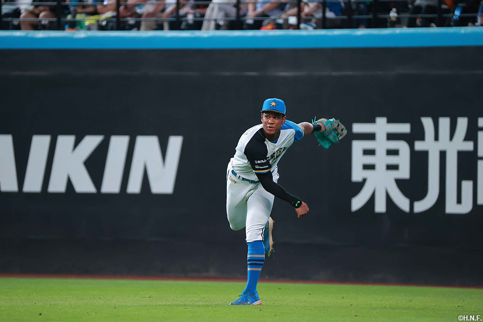 2回表、二塁走者を三塁でアウトにする万波選手02