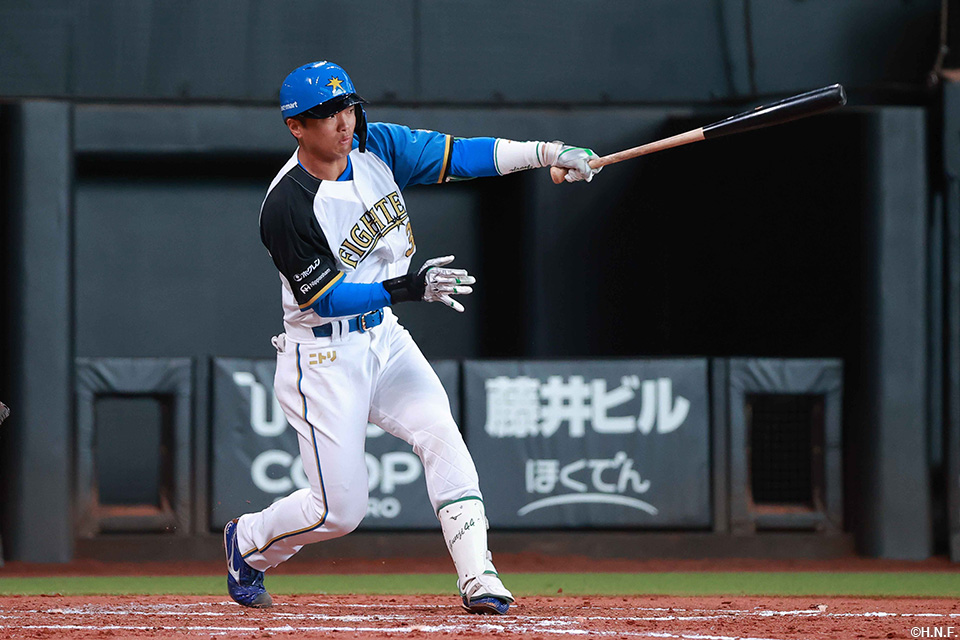 3回裏、レフトへヒットを放つ郡司選手