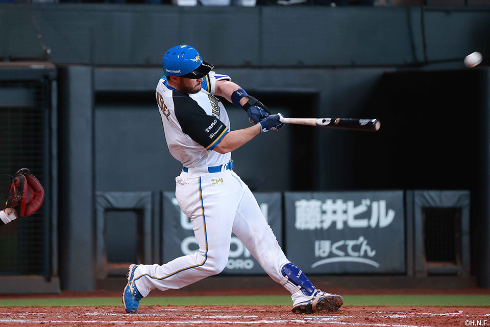 4回裏、同点適時二塁打を放つマルティネス選手01