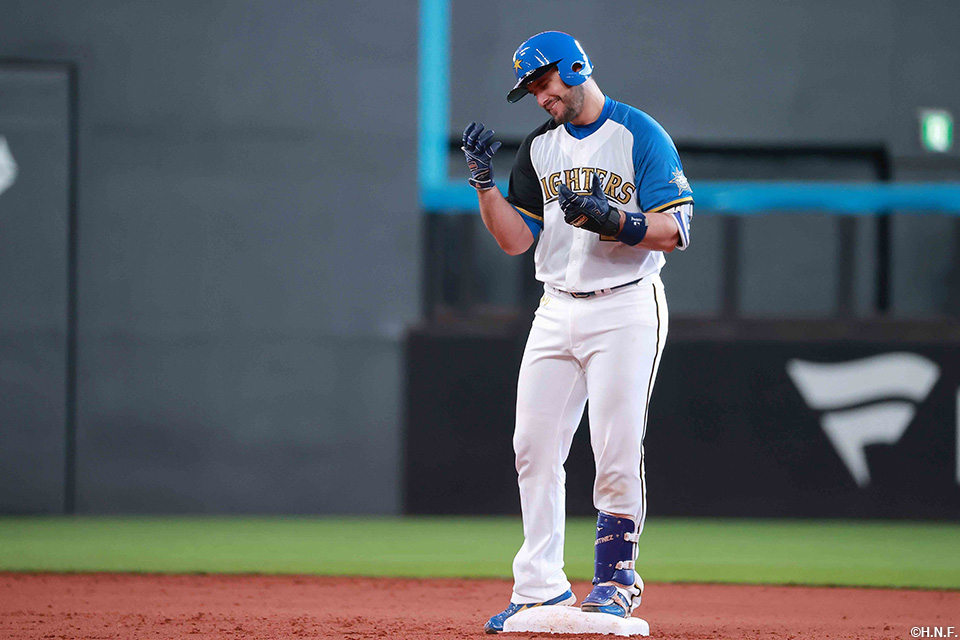 4回裏、同点適時二塁打を放つマルティネス選手02