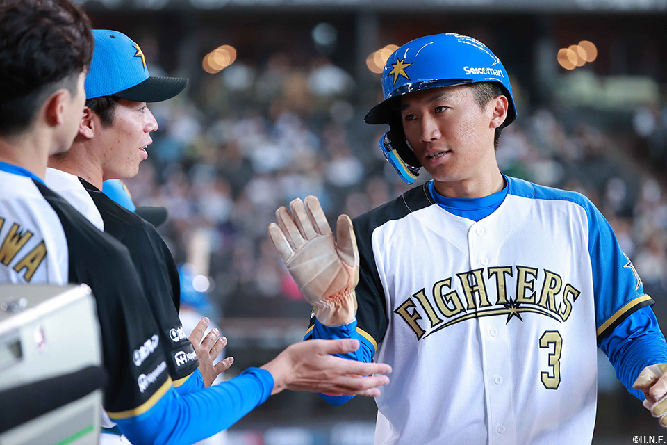 4回裏、同点のホームを踏んだ加藤豪選手