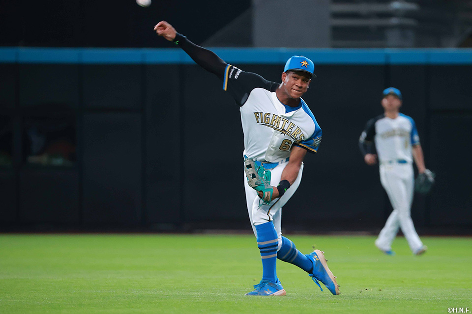 5回表、二塁走者を本塁でアウトにする万波選手01