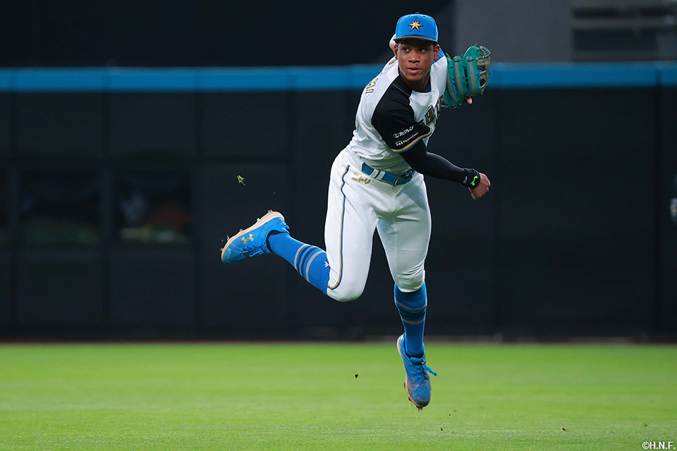 5回表、二塁走者を本塁でアウトにする万波選手02
