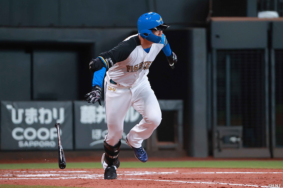 6回裏、センターへヒットを放つ清宮選手