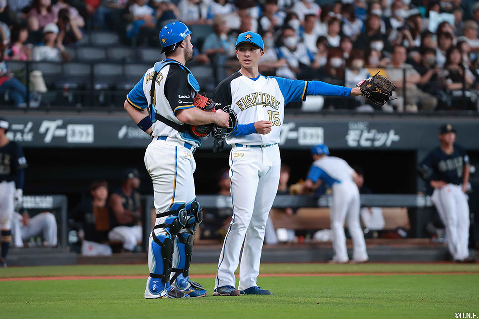 8回表、マルティネス選手と確認する上沢投手