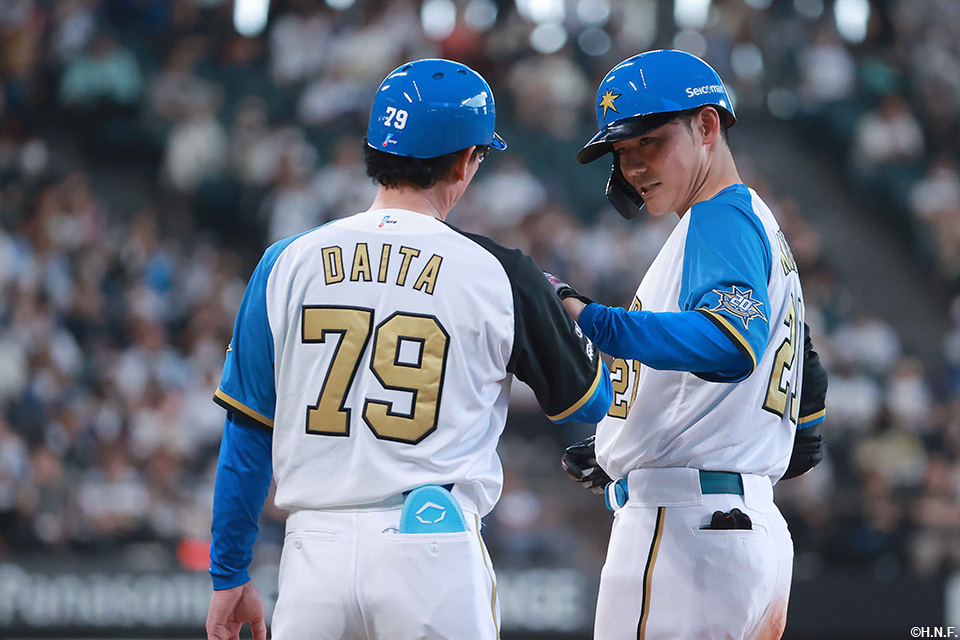 8回裏、レフトへヒットを放つ清宮選手