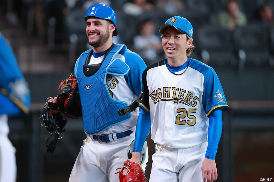 9回表を抑えた宮西投手とマルティネス選手