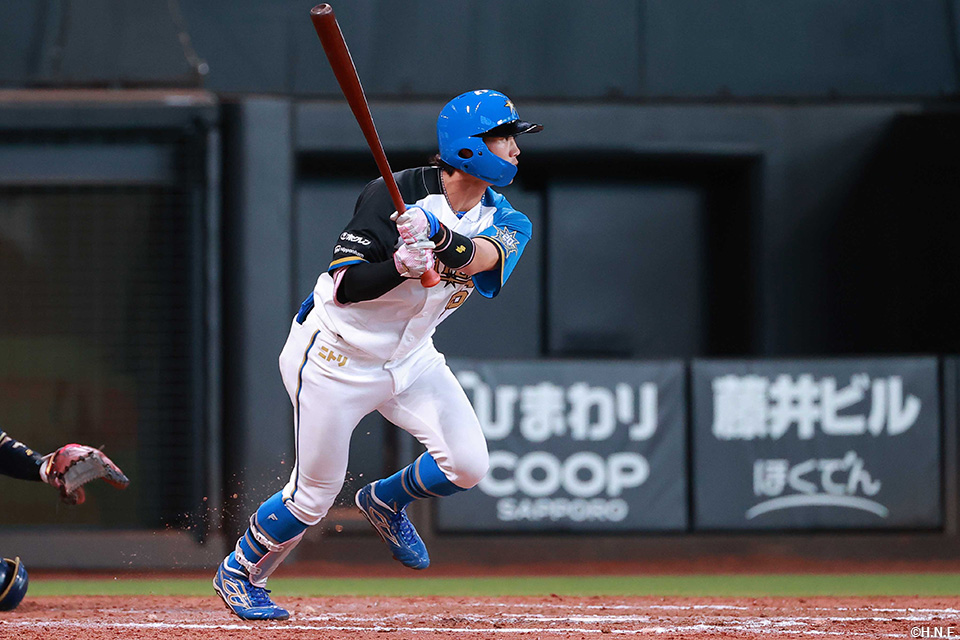 9回裏、センターへヒットを放つ細川選手