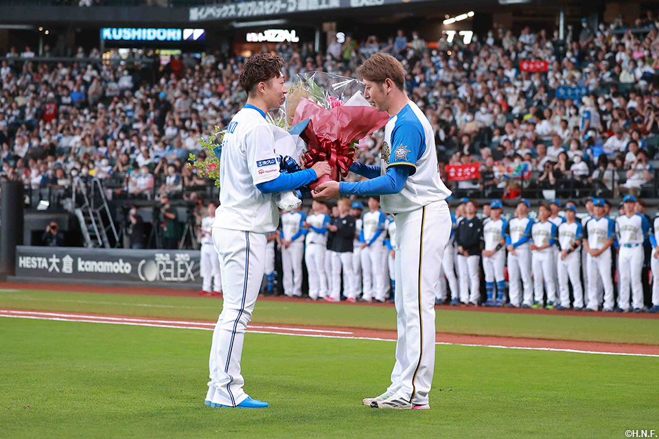 金子千尋投手引退セレモニー08