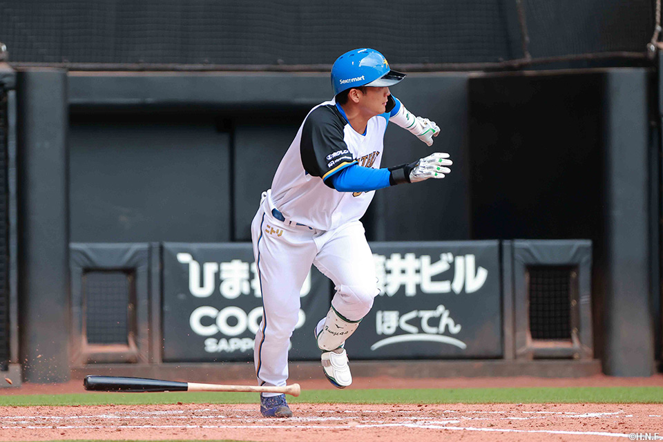 2回裏、二塁打を放つ郡司選手01