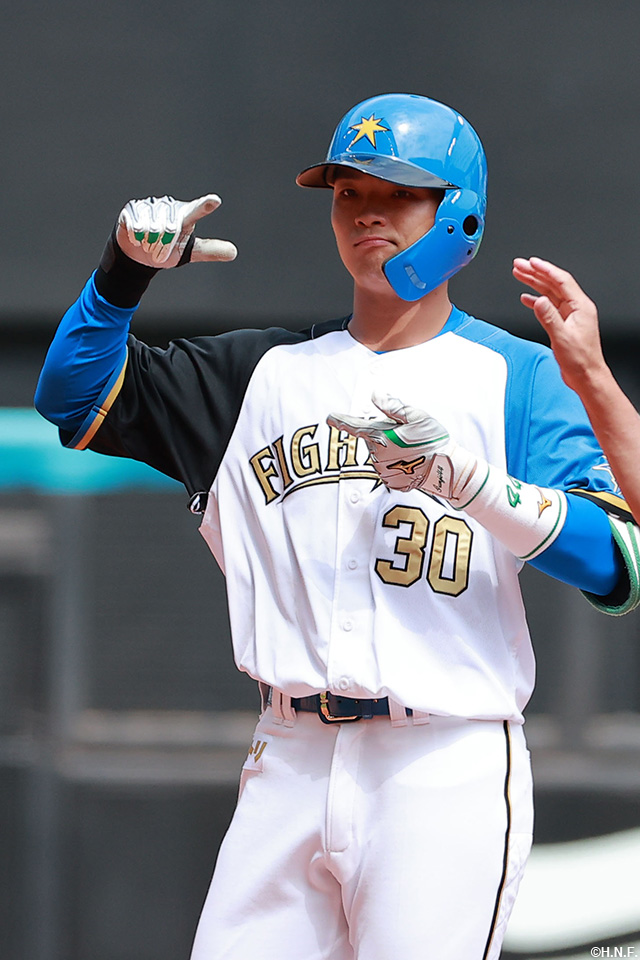 2回裏、二塁打を放つ郡司選手02