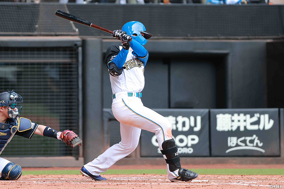 3回裏、センターへヒットを放つ清宮選手