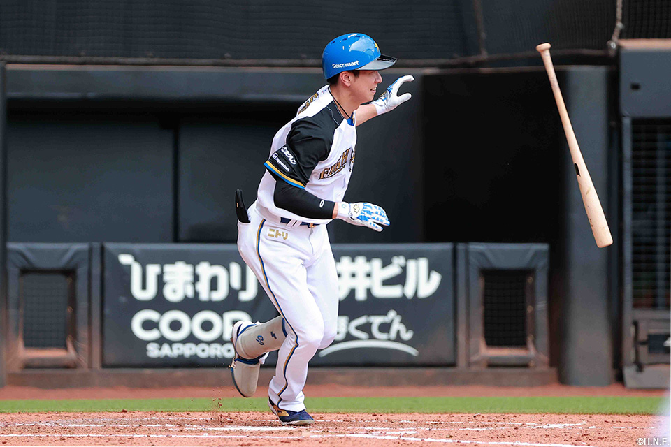 3回裏、レフトへヒットを放つ松本剛選手