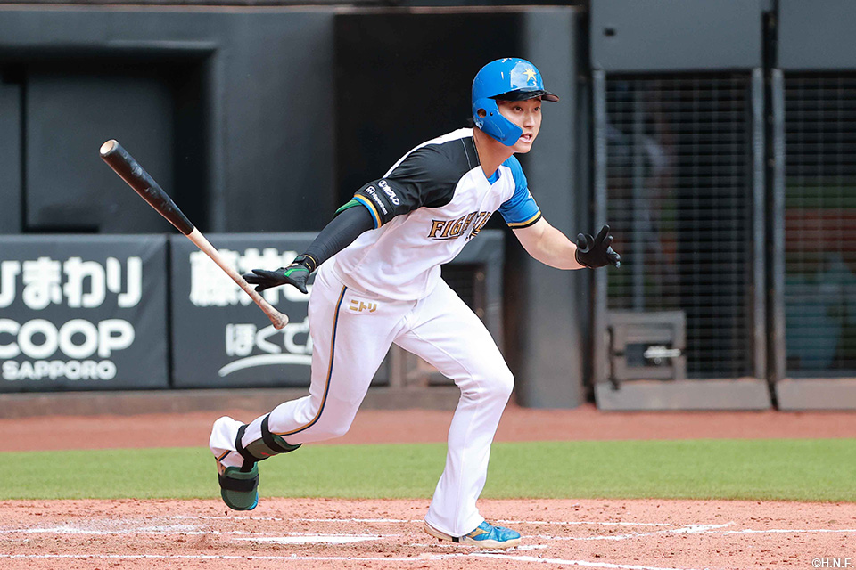 3回裏、逆転となる2点適時二塁打を放つ淺間選手01