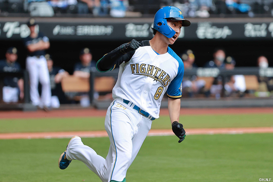 3回裏、逆転となる2点適時二塁打を放つ淺間選手02