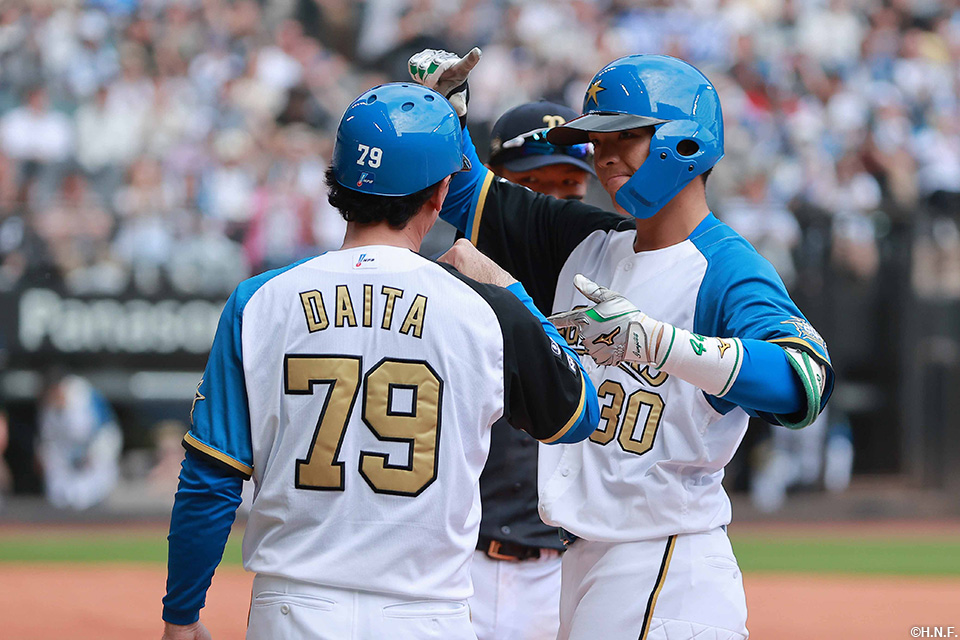 3回裏、移籍後初打点となる2点適時打を放つ郡司選手02