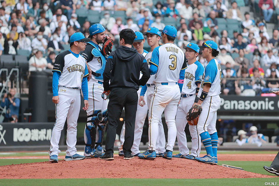 7回表、マウンドに集まる選手たち