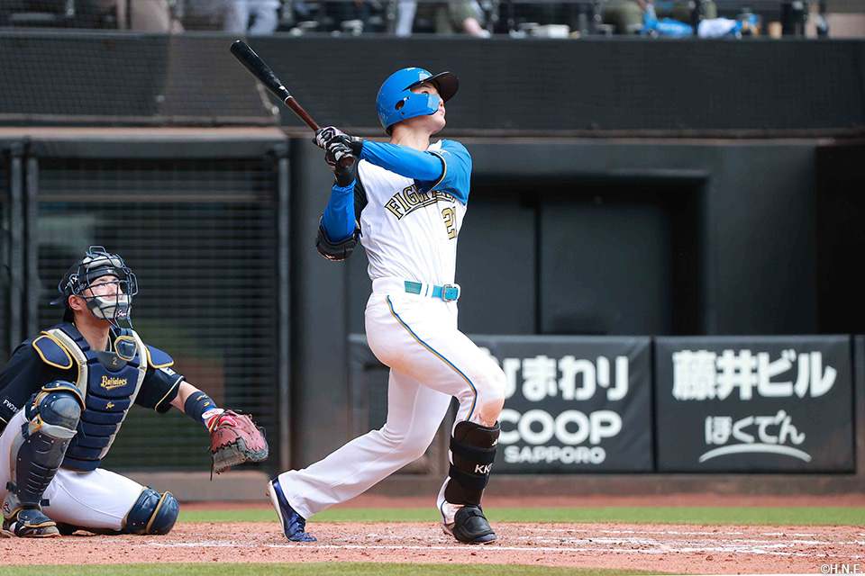 8回裏、ライトスタンドへ一発を放つ清宮選手01