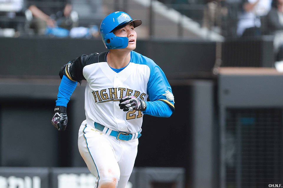 8回裏、ライトスタンドへ一発を放つ清宮選手02