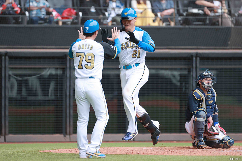 8回裏、ライトスタンドへ一発を放つ清宮選手03